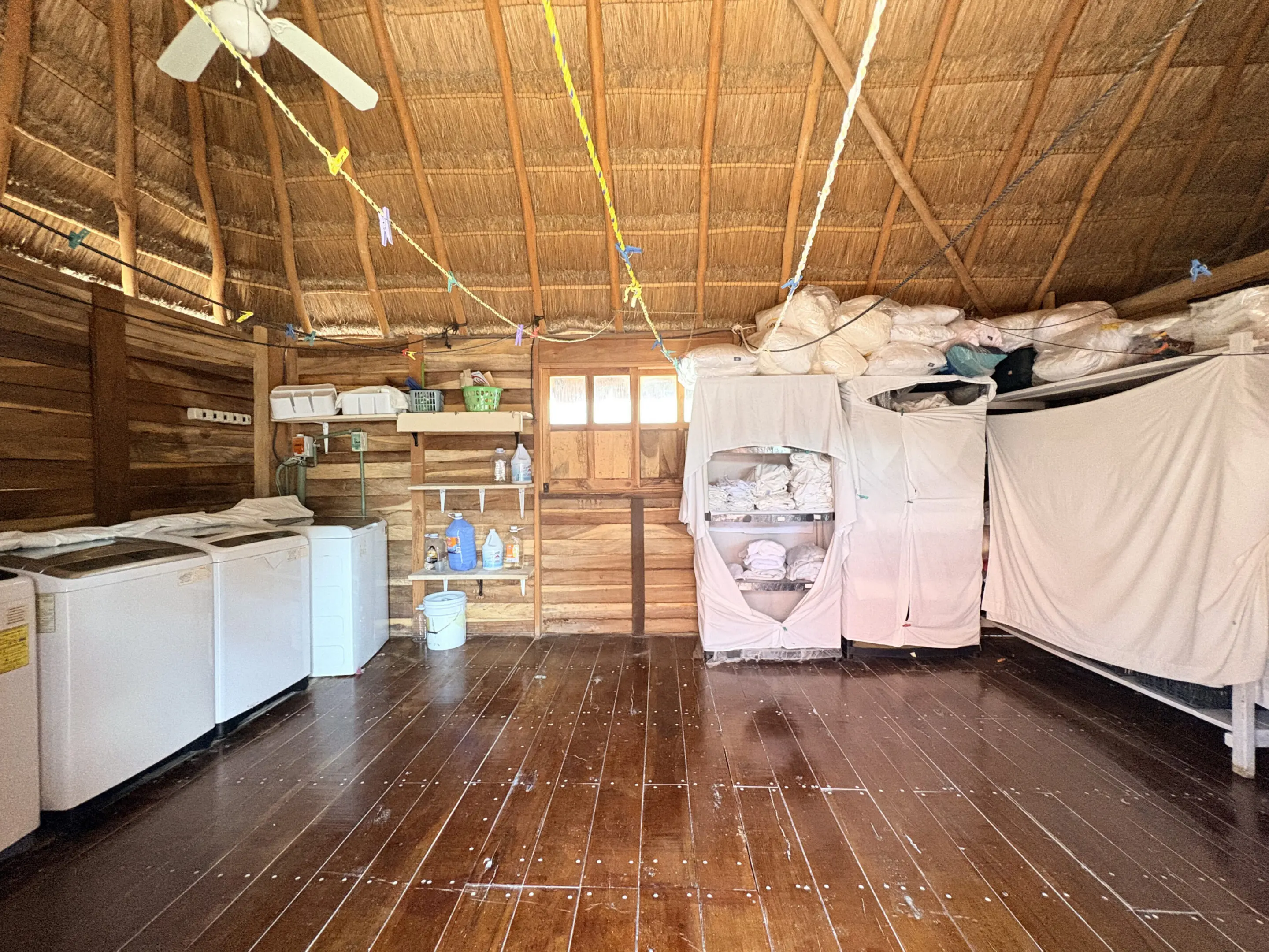 Thatched-roof laundry room with washing machines