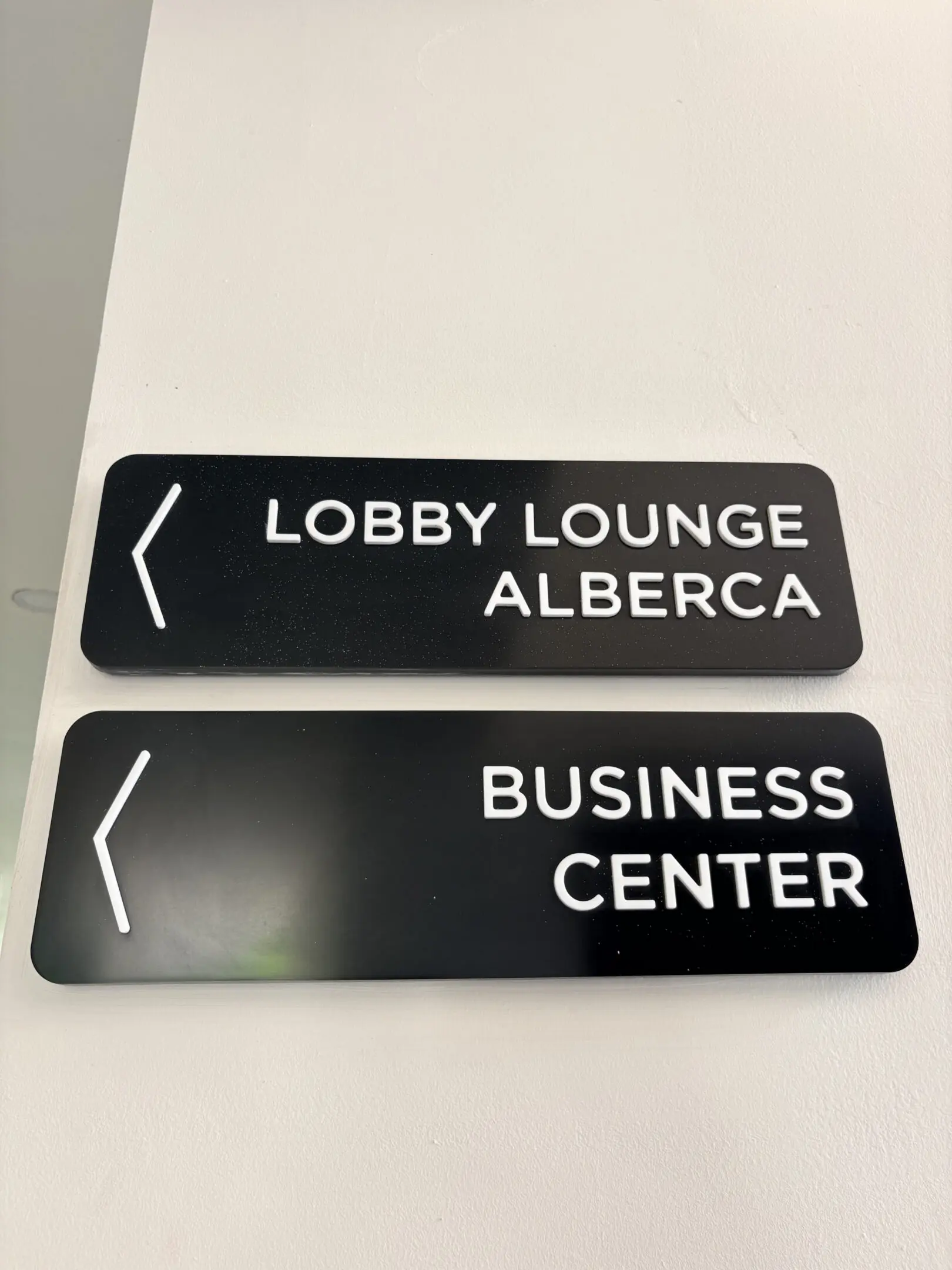Lobby Lounge Alberca and Business Center signs