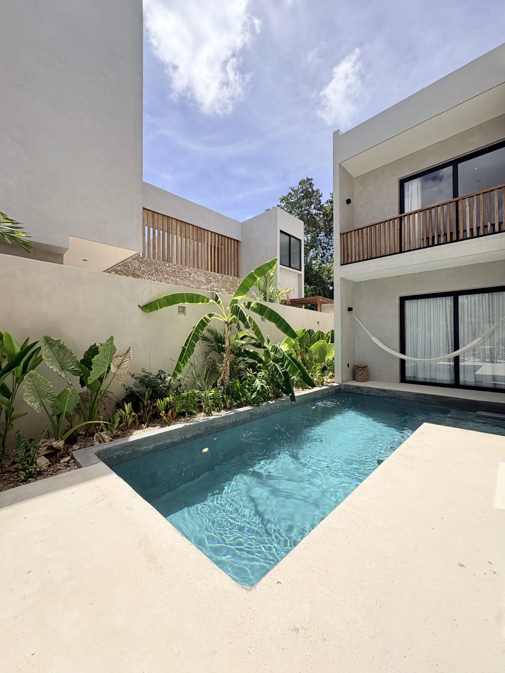 Contemporary home courtyard with private pool