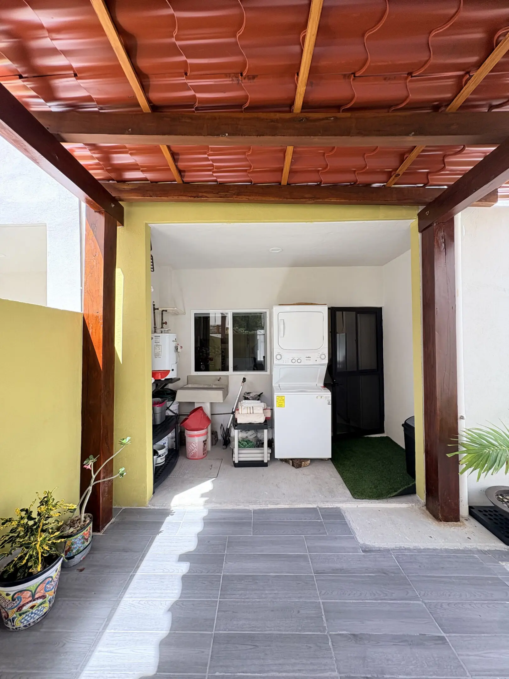 Covered patio with stacked washer and dryer